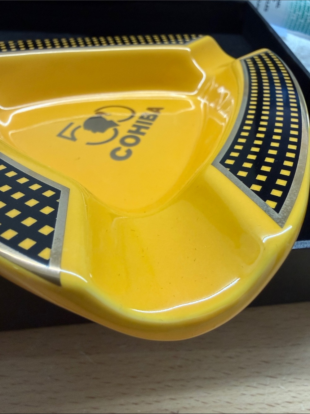 Cohiba 50 Yellow Triangular Ashtray - Picture 5 of 6